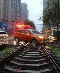 重庆一轿车跟导航走,竟被困铁轨