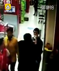 曝光!!两男女带狗进超市被拦,开口辱骂店员