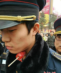 重庆一城管被卖糖葫芦的老人用竹签刺喉!