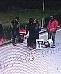 大冷天,云纂山水一小女孩抱着作业长跪大街90分钟