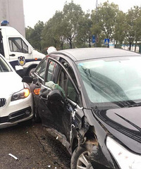 男子开车走神撞豪车,一转眼年终奖泡汤