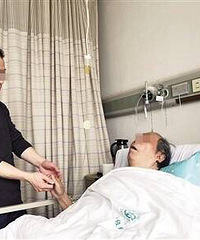 84岁的重庆大爷沉迷电脑游戏 突发脑梗住进医院