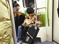 在轻轨上吃酸辣粉吃面的人,是不是真的很饿?