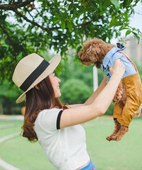 坚强的妈妈克服孕吐孕妇病