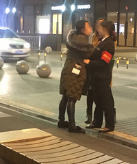 直击抓小偷!一个女小偷在商场偷一万多的皮衣,被现场抓包