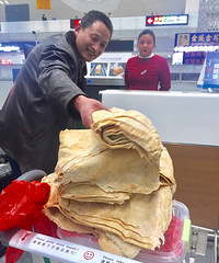 母亲做的煎饼,让他的行李超重30斤