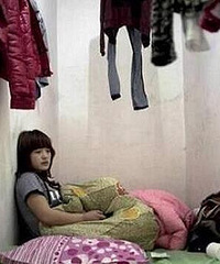 实拍镜头下蜗居地下室的北漂女孩,简陋而朴素