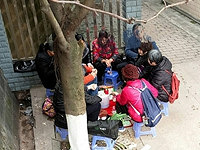 冒着被锤的风险拍下来的照片,疑似骗子骗老人