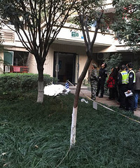 悲剧!南坪一小区一少年坠楼,据说还是一中的优等生