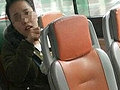 提醒她别吃东西被打了