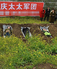 好另类!重庆女子被丈夫抛弃后,睡坟墓里面感受死亡...
