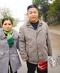 重庆恩爱夫妻上《朗读者》,妻子失忆了八年,天天牵她上班