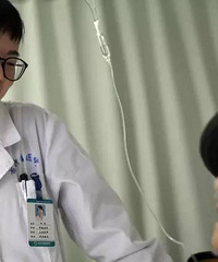 肺癌晚期活了8年,老人最后将卖房的钱送给主治医生