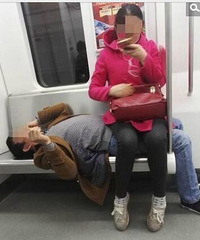 围观!轻轨上这男女是在练撒子功夫?