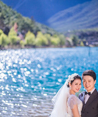 在丽江拍了一套让我比较满意的婚纱照。