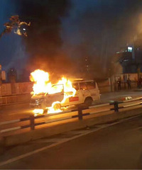 五里店一辆面包车燃了,火势有点凶猛。