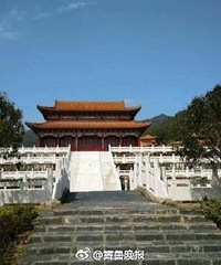 这个大学校区建得像皇宫一样,每天上课就像上朝