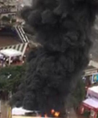 突发:观音桥步行街着火了!观音桥喷泉广场的展位火势好大