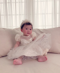 能看出来是男扮女装吗?看到幺儿穿裙子的样子,瞬间想再生个妹妹