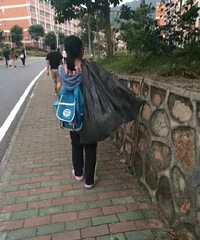 爆一件你朋友做过最傻最好笑的事,这是我陪朋友去拿快递