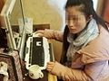 女子被老公铐住骗钱