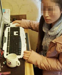 重庆女子被老公铐在电脑桌上勾引网友骗钱,老公在家偷情