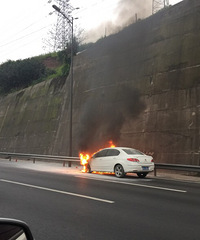 今晨内环石马河向江北方向一辆标致自燃,你被堵了吗