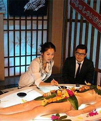 日本最变态的三种食物:女体盛、金粒餐、活人料理