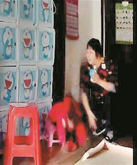 怒!孩子老受伤,摄像头拍下被保姆殴打一幕