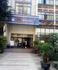 奔驰女司机停不进车位,居然一脚踹烂我后视镜,然后还跑了!