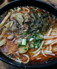一家有内涵的酸菜鸡米线