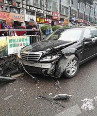 顶级奔驰被撞得调转车头,维修费预计15万