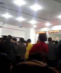 最近买房子的人这么多?九龙坡区的房交所都爆满了