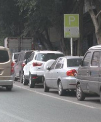 九龙坡一夜之间多车被砸,停路边的车都要小心