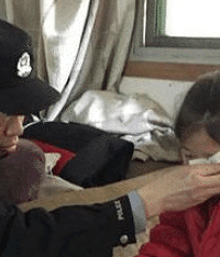 七岁女儿偷东西,母亲报警要将她关几天