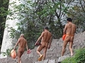 重庆一大桥下多人裸泳