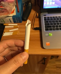 娃儿居然吃了半根烟!