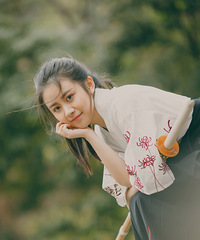 爱笑的妹纸拍一套帅气古风写真,憋笑憋得好辛苦