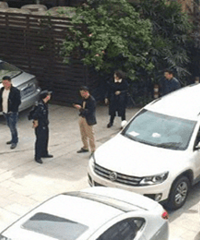 某人又在江北招商江湾城砸车了!