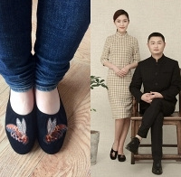 买了一双上脚很秀气的奶奶鞋,超级好走路,还穿起拍了写真