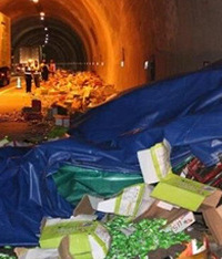 司机弯腰捡手机引发事故,上千件货物散落一地