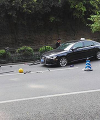 奥迪大清早跨栏撞摩托车…