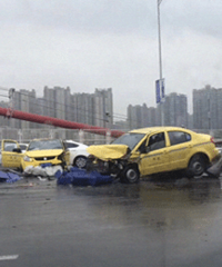 鹅公岩大桥上出租车突然逆行,现场惨烈