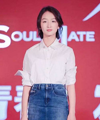 大家喜欢这种衬衣露出牛仔短裙一点的穿法吗?今年好流行啊