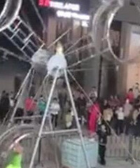 杂技演员失手被甩飞 ,生死不明