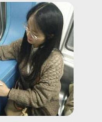 有人在轻轨上找这位爱看书的小姐姐