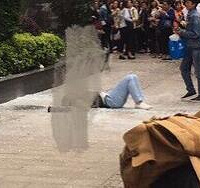 解放碑玻璃外墙掉下来砸到人了