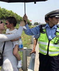 女司机高速甩车,婆孙被锁差点出人命