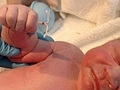 婴儿手握避孕环出生