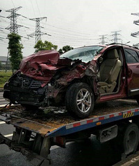 轿车撞上垃圾车,司机当场死亡